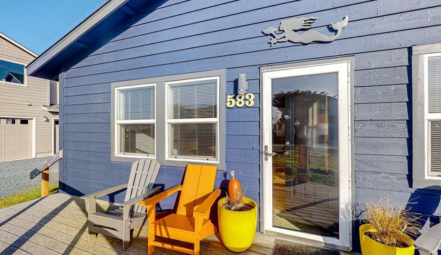 Luxurious house w/great room, woodstove & beach nearby - dogs OK