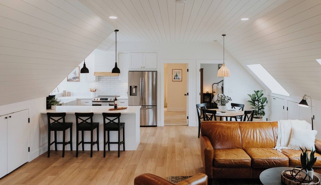 Luxurious PNW loft with/panorama mountain views.