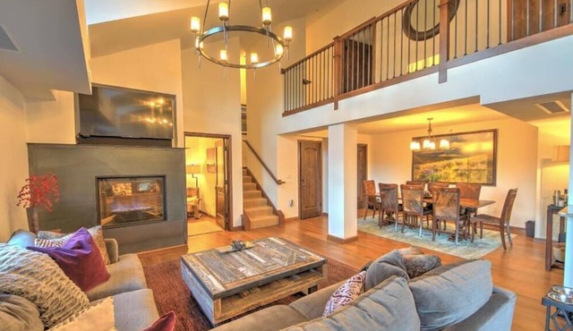 Luxurious Top-Floor Penthouse w/Fireplace, Balcony, & Stunning Mountain Views