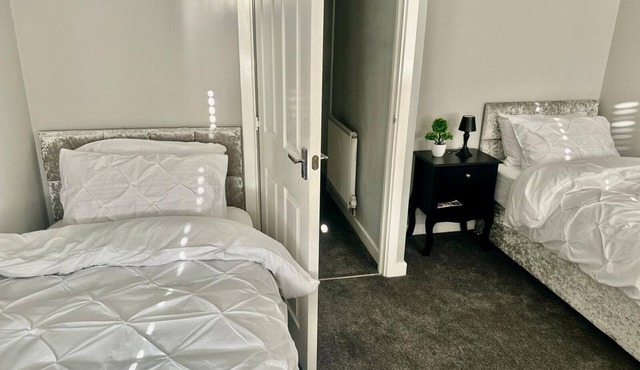 Luxurious Wolverhampton Retreat with 4 Bedrooms in Wolverhampton