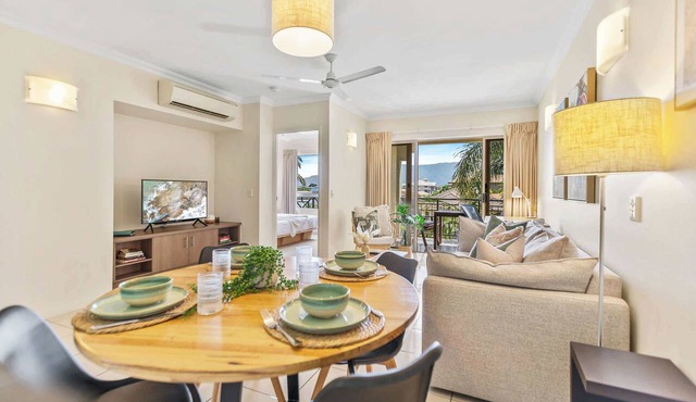 Luxury Apartment w/Pools, BBQ & Gym Access