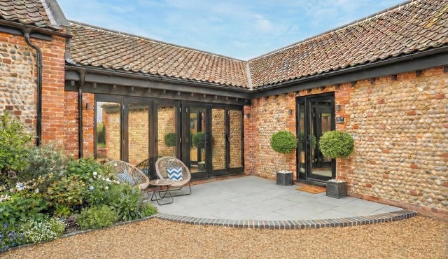 Luxury Barn, Hot Tub, Dog Friendly