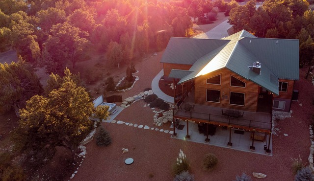“Luxury Cabin Minutes from Zion East Entrance Views & Hot Tub”