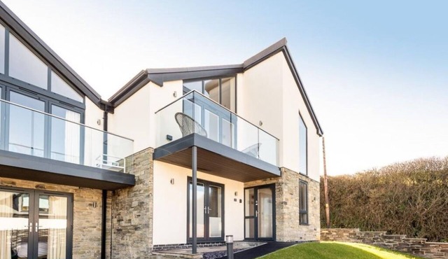 Luxury coastal house above stunning Mawgan Porth beach, 200m from the sand.