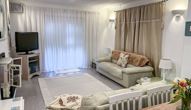Luxury holiday apartment 2 heated pools tennis court lake victorian gardens