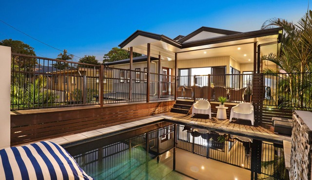 Luxury Home in Alexandra Headland Walk to the Beach Heated Pool 16 guests Pets ✅
