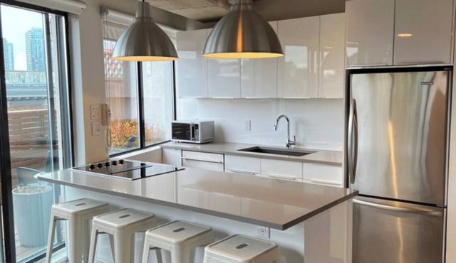 Luxury Modern Vancouver Condo in Gastown,Big Top Floor Private South-facing Deck