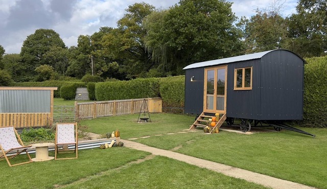 Luxury Shepherds Hut, W/large Garden, Firepit, & Wi-fi @ Cedar Gables Campsite
