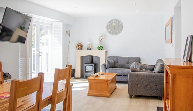 Luxury single storey cottage with one king-size double (twins by arrangement).