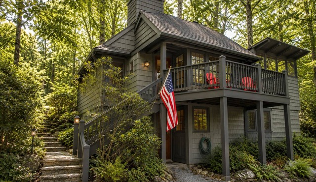 Luxury Treetop Cottage | Artist's Retreat | Walk to Highlands Main St