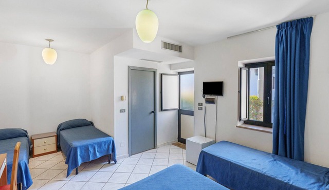 Marina Living Rooms – Comfort Quadruple Room with Shared Pool, Wi-Fi & Air Conditioning