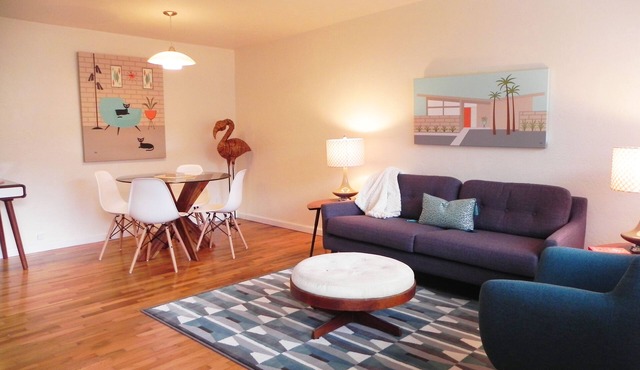 Mid-Century Mod 2-Bdrm Apartment/2 Miles to UO/Near Restaurants & Shops