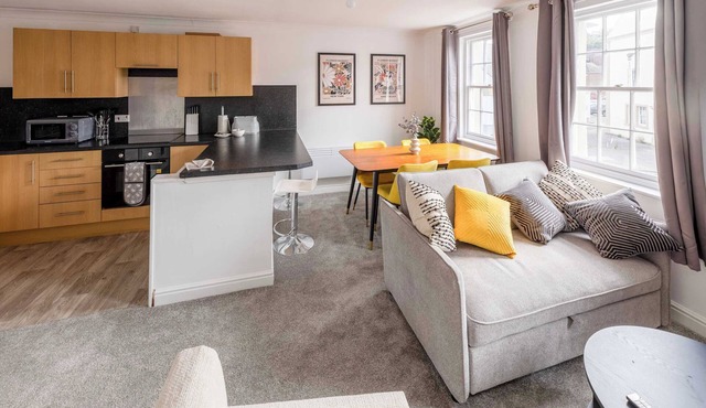 Modern 1BR Harbour Stay with Stunning Sea Views