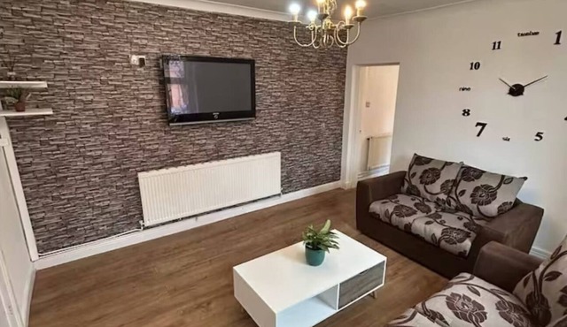 Modern 5BR house near Wolves stadium| perfect for contractors and Families. in Wolverhampton