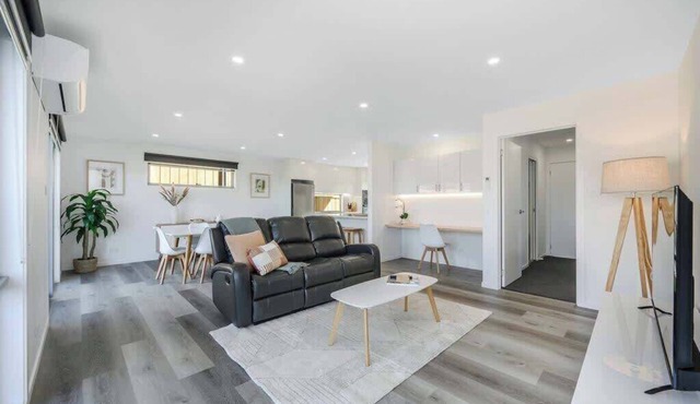 Modern Escape, 2 Bed/Bath 12 km to CBD/Airport