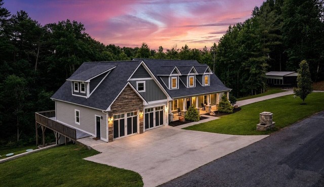 Modern Forest Escape w/Pickleball, Hot Tub, Sauna, Gym, Fire Pit & Gameroom!