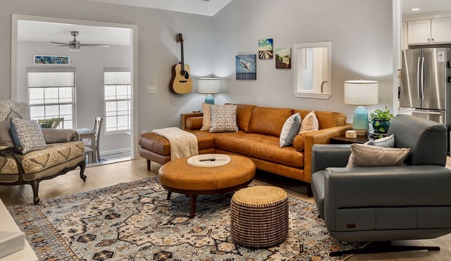 Modern home near historic downtown and Port Royal town beach. Pet friendly!