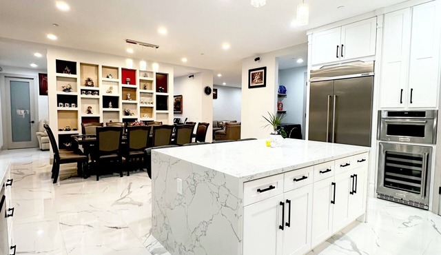 Modern House, 6 Bedrooms- 9 beds, 6.5 Smart Bathrooms, near Disney & Beach