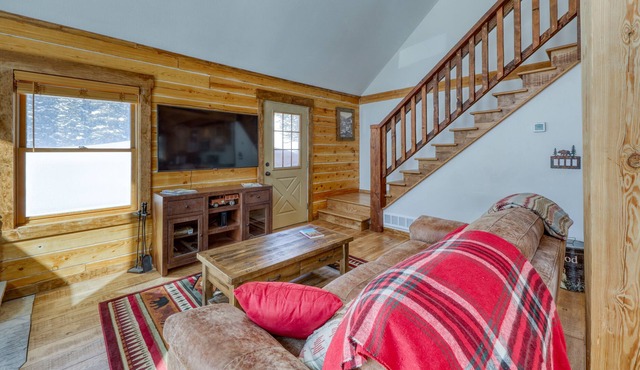 Modern, lofted cabin w/fireplace, balcony, grill & amazing mountain views