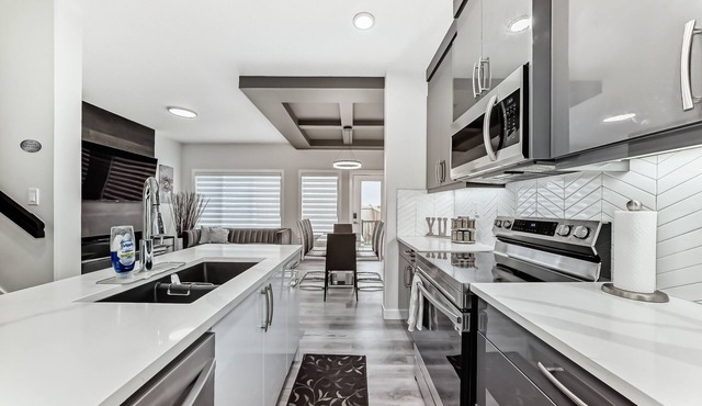 Modern Oasis w/AC Sleeps 6 Garage Parking Near WEM