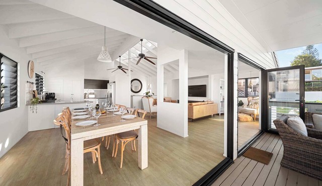 Moffat Beach Abode: Pet-friendly Escape by the Sea