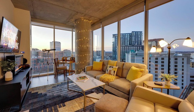Music Row 11th Floor Corner Apt. Breathtaking View