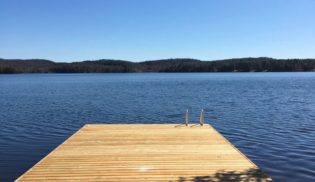 Muskoka, Cozy 2 Bedroom/2 Bathroom Cottage located on the coveted Lake of Bay