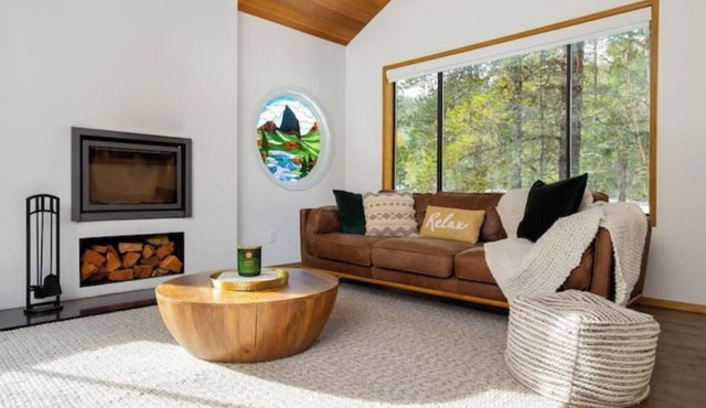 Nature Retreat: Renovated Lakeside Chalet w/Hot tub, Water & Mountain Views