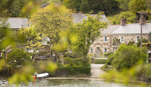 Navas Nook, Dog Friendly Waterfront Cottage