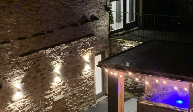 Newly converted barn with hot tub,stylish interior and outdoor space