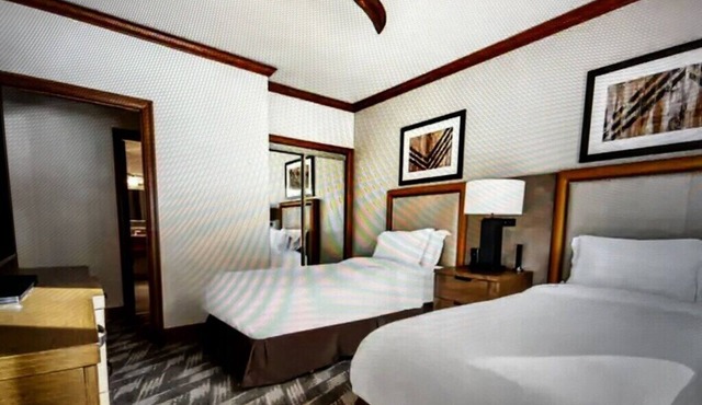 NO EXTRA FEES! 2br Sleeps 6 Ski In/Out on Peak 9- hot tubs, shuttle, spa, etc!