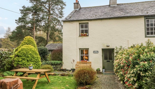 NOOK COTTAGE, pet friendly, character holiday cottage in Keswick