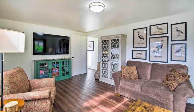 North Bend Home w/Cornhole Court & Putting Green