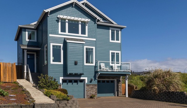 Nye Ki-Ki - in the Heart of Nye Beach, Sleeps 8, Heart of Nye Beach, Ocean View, Hot Tub, BBQ