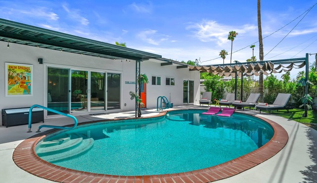 Oasis de Caroleta – 1960s-Inspired Home with Deep Pebble Pool, Spa, Fire Pit & Mountain Views