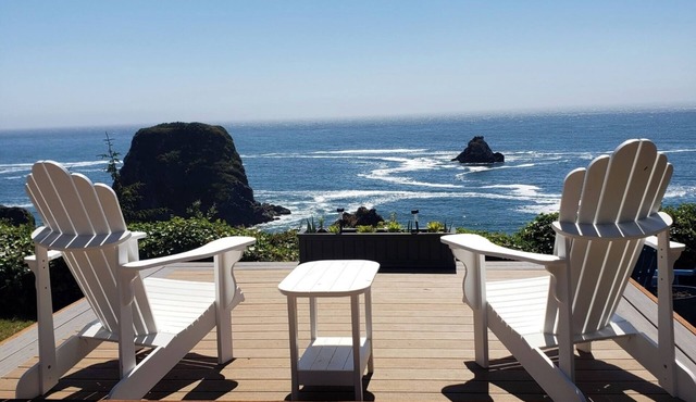 Ocean Front Home- spacious, beautiful yard, hot tub & ocean view all around!
