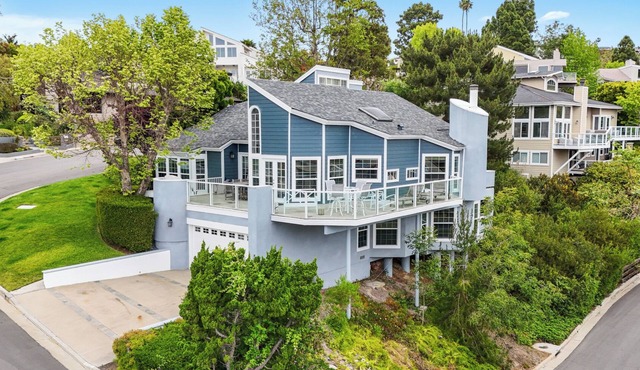 OCEAN VIEWS FROM EVERY ROOM IN THIS LIGHT AND BRIGHT FAMILY RETREAT