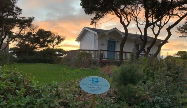 Oceanfront Cottage with Deck and Ocean Views, Dogs Ok, Perfect Couples Retreat