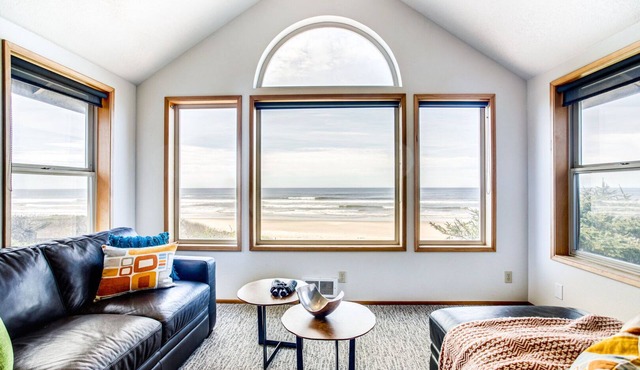 Oceanfront Home on Miles of Sandy Beach! Hot Tub/Game Room! Near Yachats!