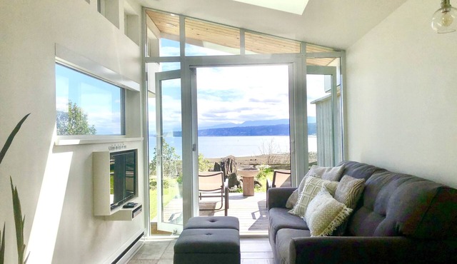 Oceanfront Luxury Guest Suite and Sauna in a Rustic Natural setting