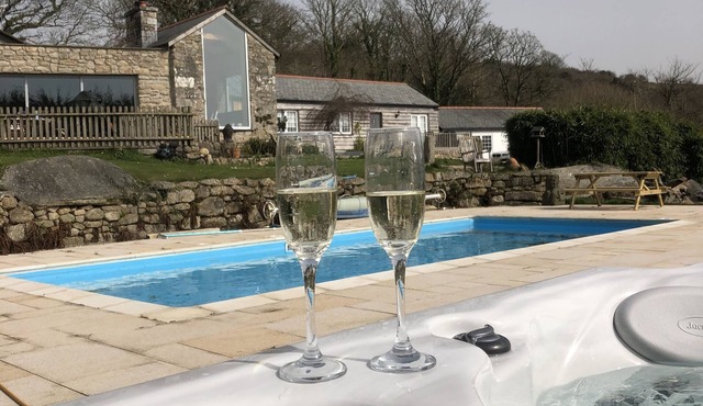 Old Windmill Cottage & Barn with heated outdoor pool and hot tub. Near Fowey