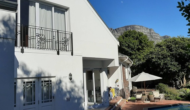 Open plan cottage with swimming pool close to Kirstenbosch Gardens and beaches.