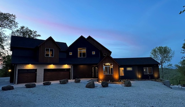 Oslo Mountainside Retreat + Hot Tub + Arcade + Million Dollar View Sleeps 24