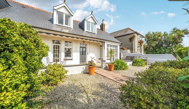 PALM HOUSE, pet friendly, country holiday cottage in Newquay
