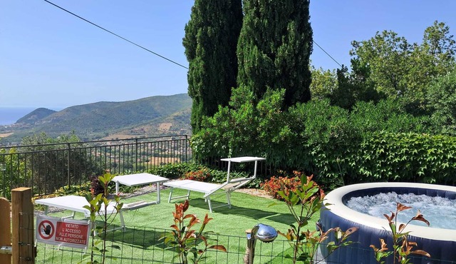 Panoramic Apartment for 8 with Garden and Patio, Sea View in Perdifumo