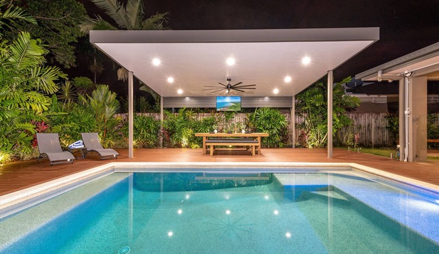 Paradiso Family Home - Heated pool, 1 min drive to Palmer Sea Reef Golf Club!