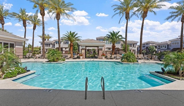 Peaceful Kierland 2BR Condo | Pool, Spa | Free Parking | Golf Access | Gym Walk to Shops & Dining