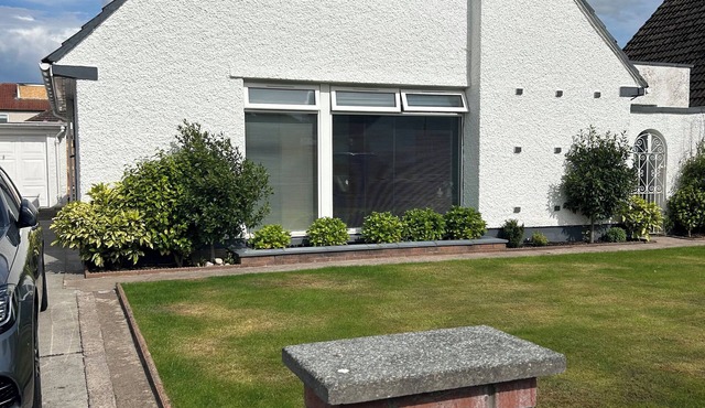 Peaceful private entrance, 1 minute walk to shops, bus stop; access to 26 bus.
