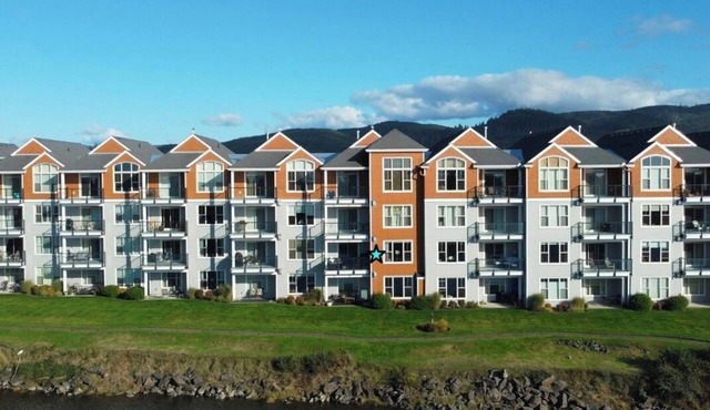 Peaceful, river front, 2-bedroom condo with WiFi in Seaside