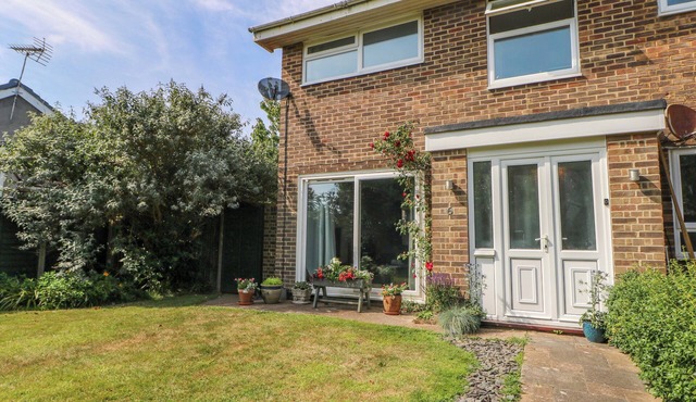 PEBBLE PLACE, pet friendly, country holiday cottage in Rustington